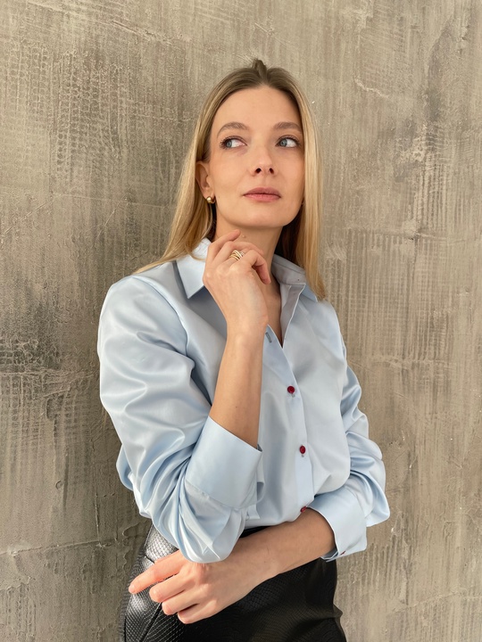 Рубашка с красными пуговицами