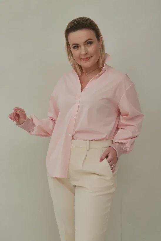 Женская персиковая рубашка с трикотажными манжетами