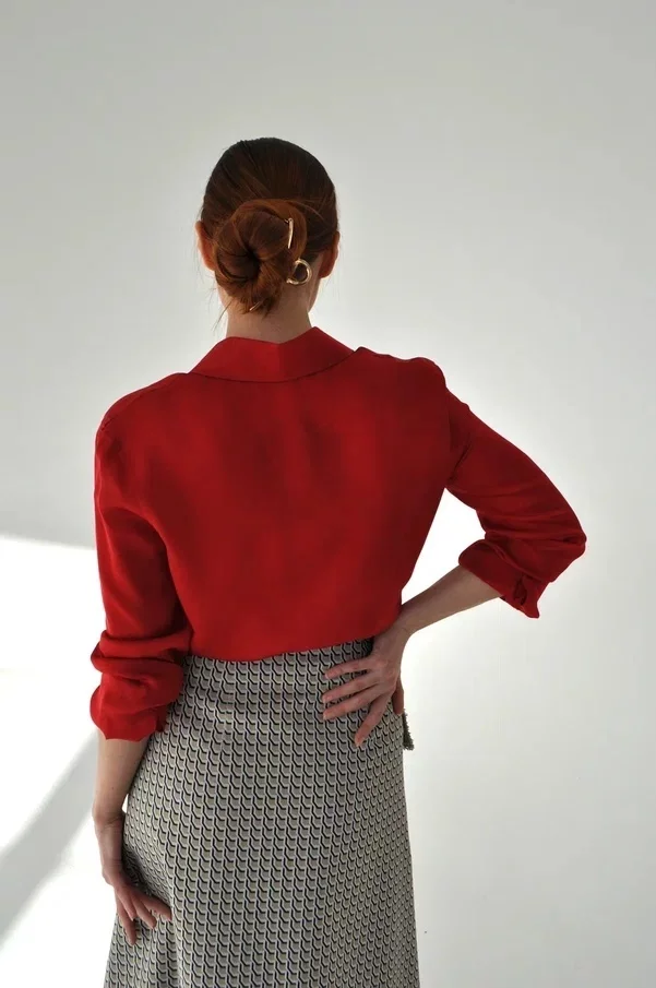 Женская красная шелковая рубашка