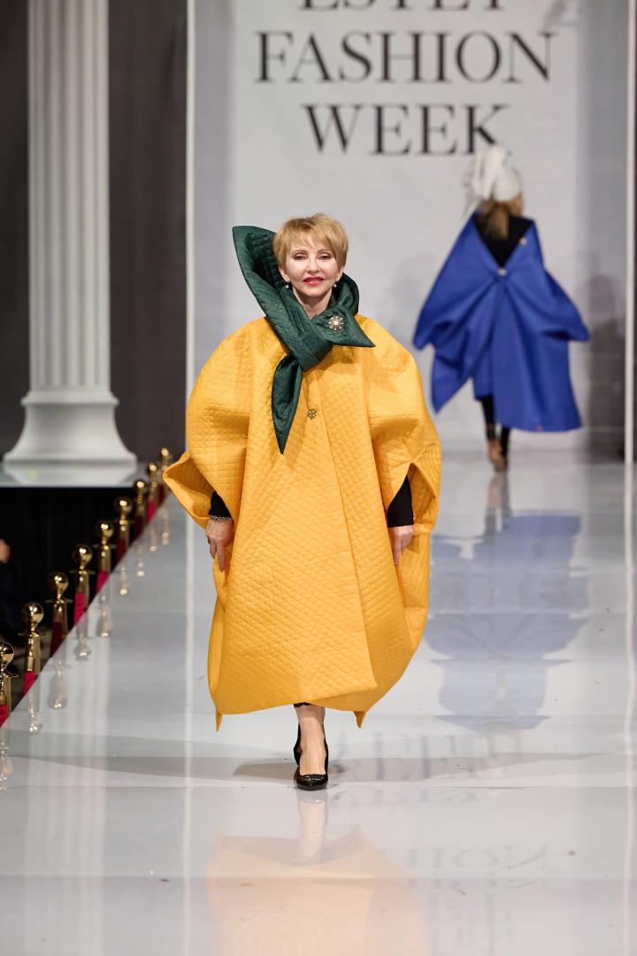 Накидка-пальто на верхнюю одежду желтая