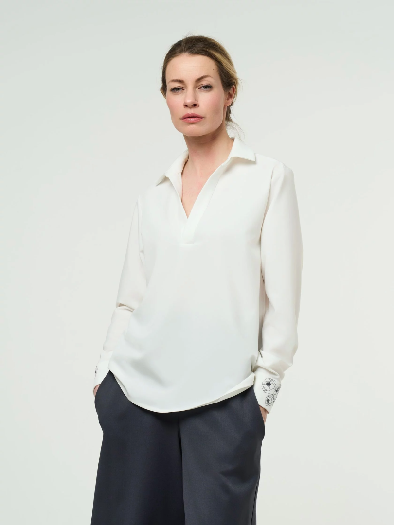 Блузка с v-образным вырезом