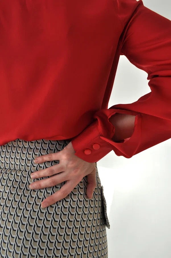 Женская красная шелковая рубашка