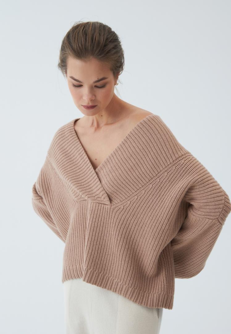 Джемпер из органического кашемира с глубоким вырезом "Теплый Тауп"