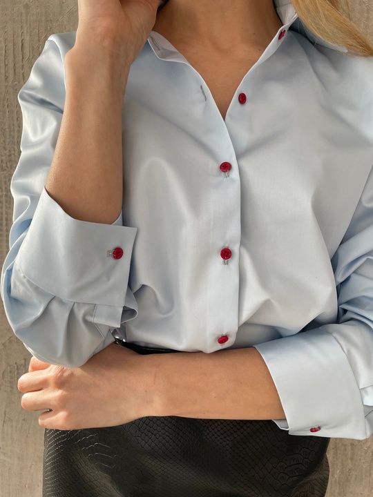 Рубашка с красными пуговицами