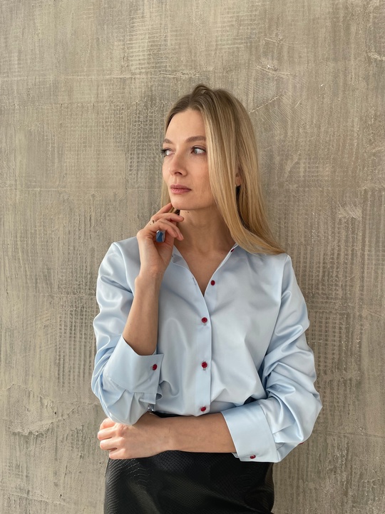 Рубашка с красными пуговицами
