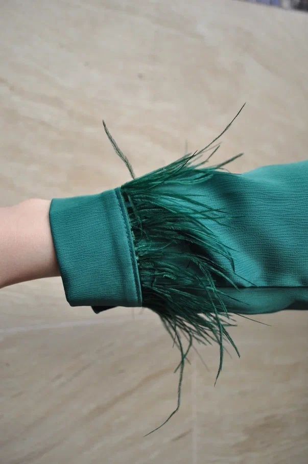 Блузка из ацетатного шелка с перьями