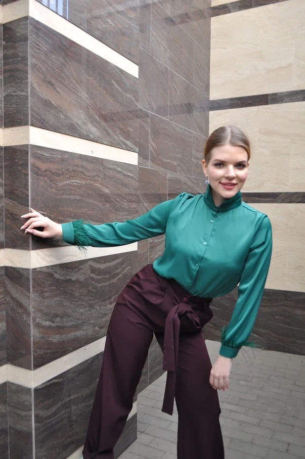 Блузка из ацетатного шелка с перьями