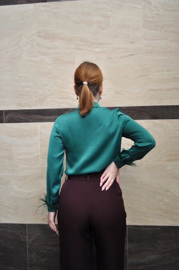 Блузка из ацетатного шелка с перьями