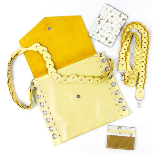 Набор аксессуаров в едином стиле