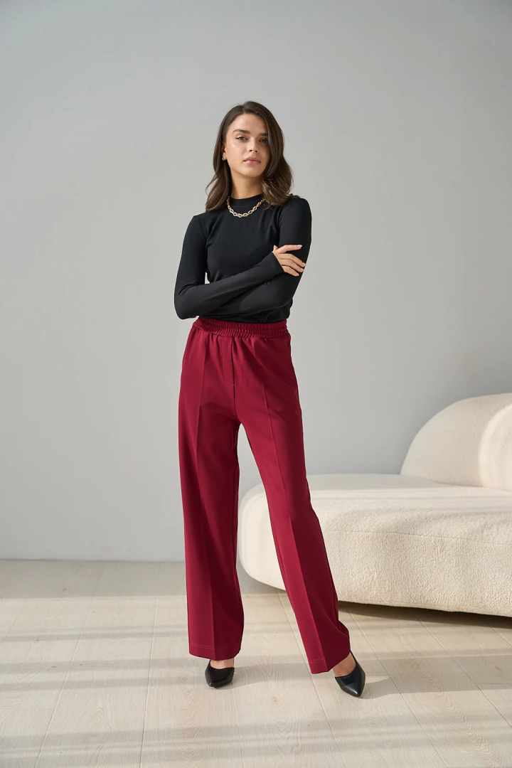 Бордовые брюки прямые