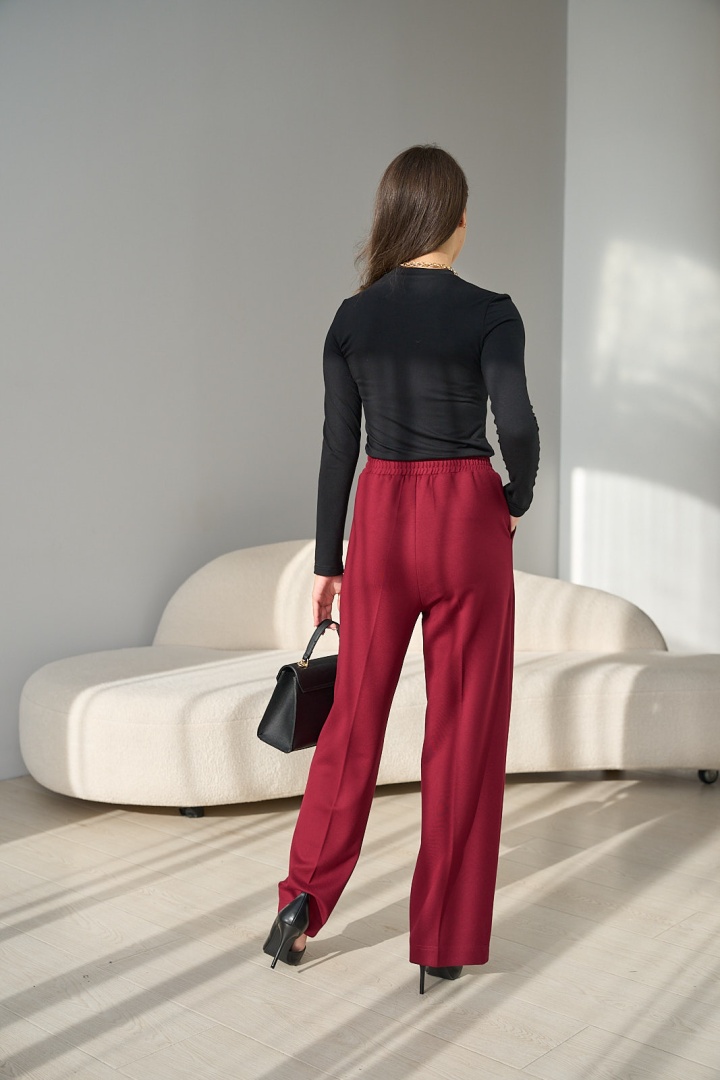 Бордовые брюки прямые