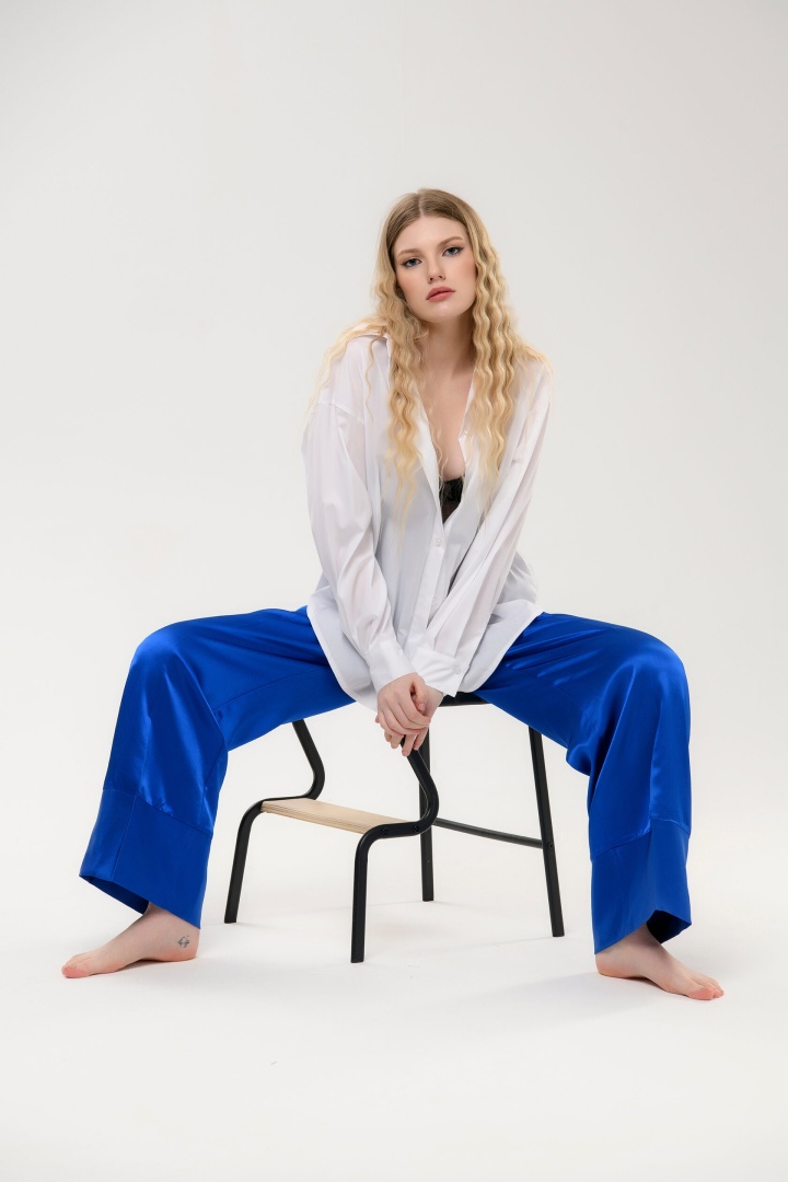 Синие атласные брюки