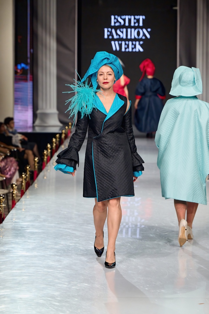 Двустороннее черно-голубое платье