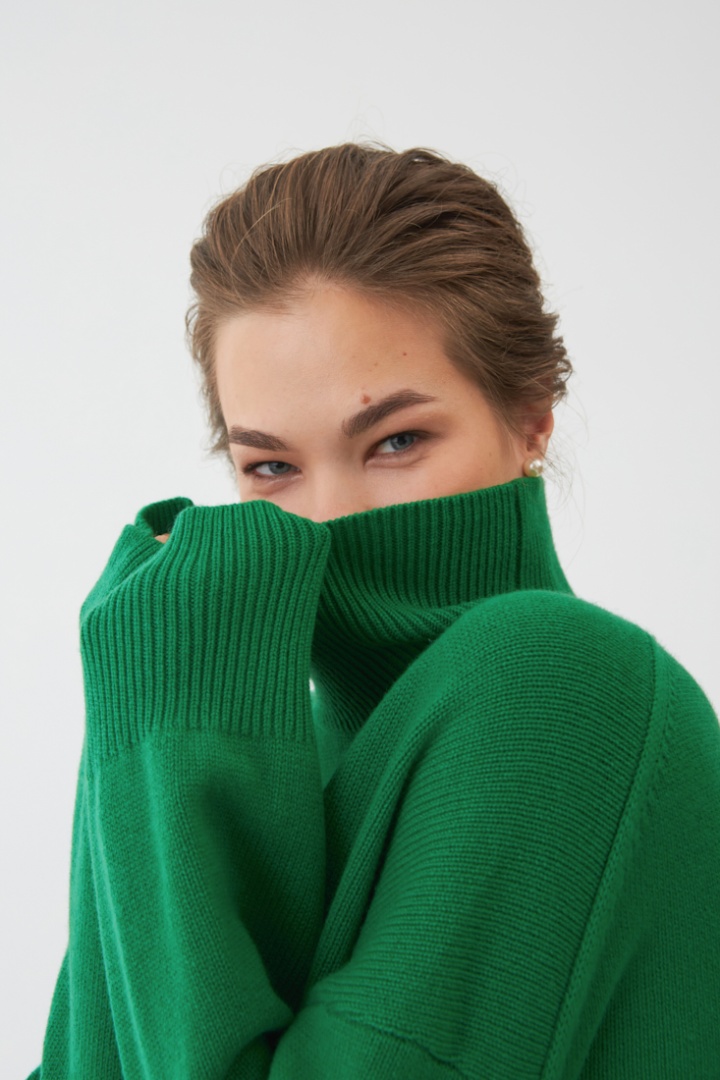Свитер из кашемира с высоким воротом "Майская Зелень"