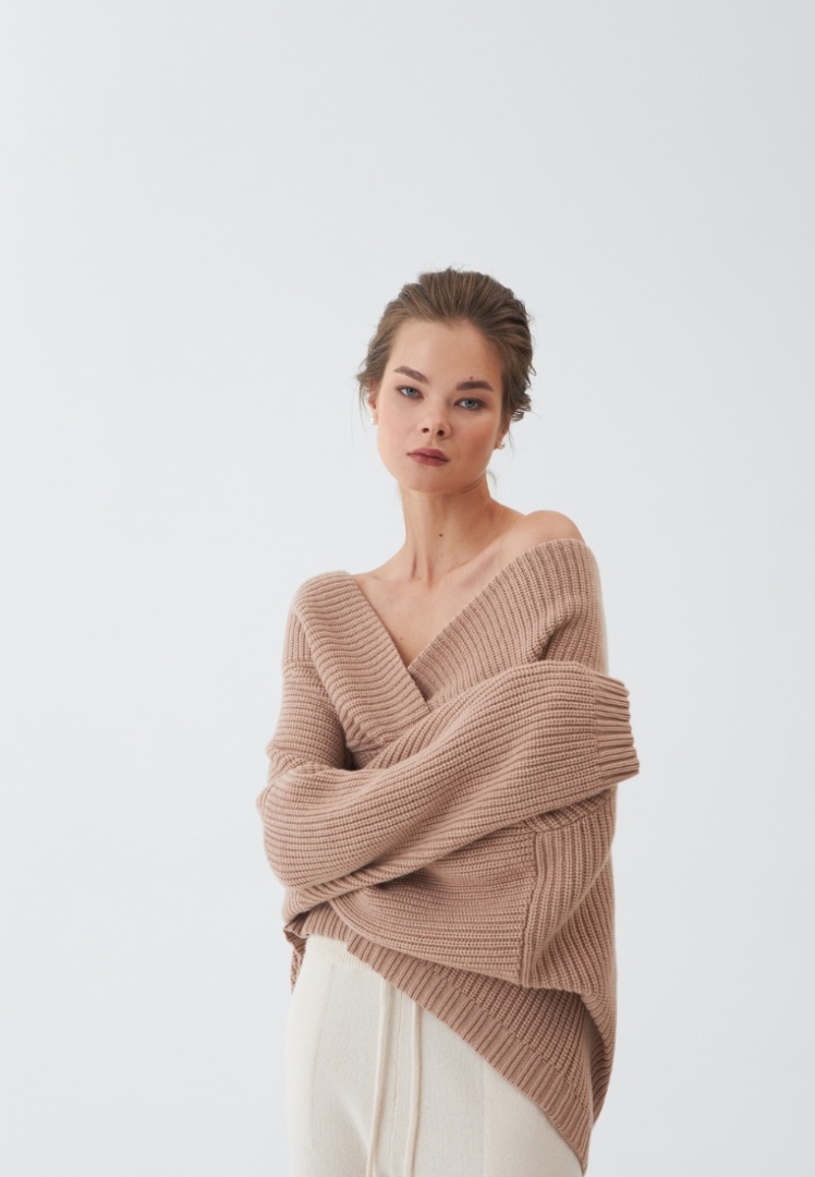 Джемпер из органического кашемира с глубоким вырезом "Теплый Тауп"