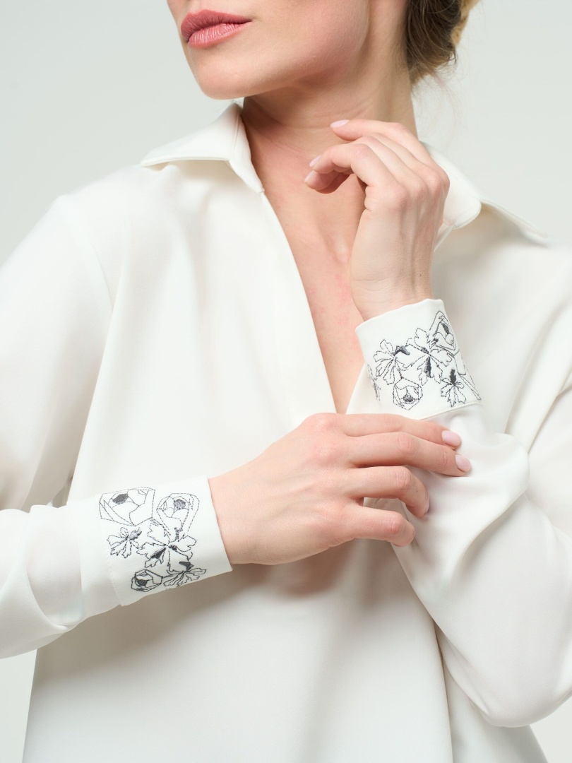 Блузка с v-образным вырезом