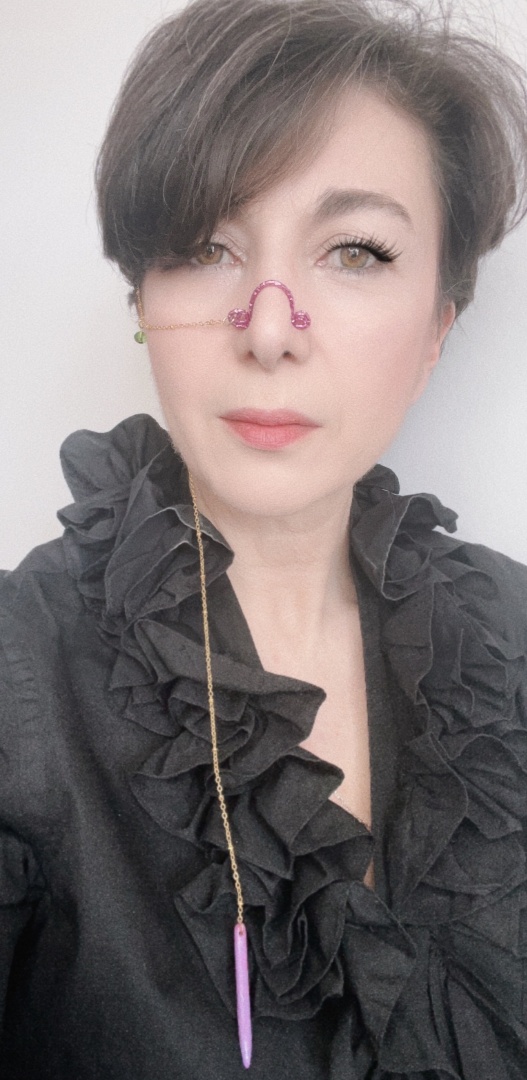 Миты - цепочки на половину лица