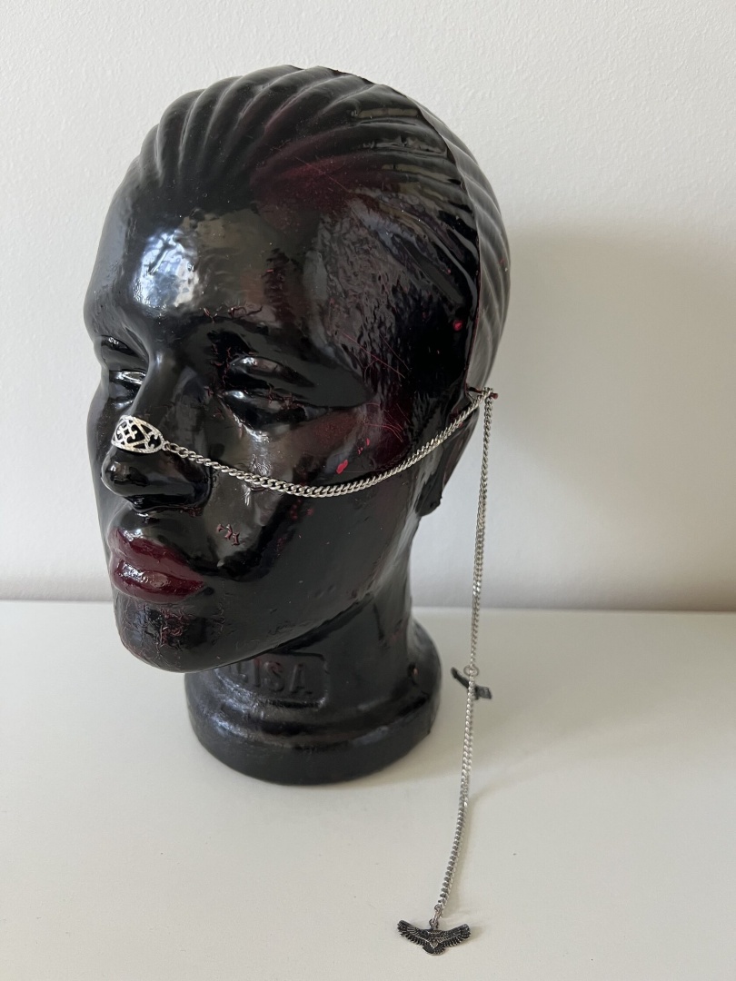 Миты - цепочки на половину лица