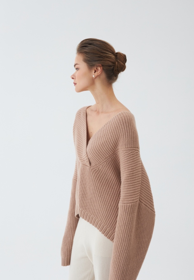 Джемпер из органического кашемира с глубоким вырезом "Теплый Тауп"