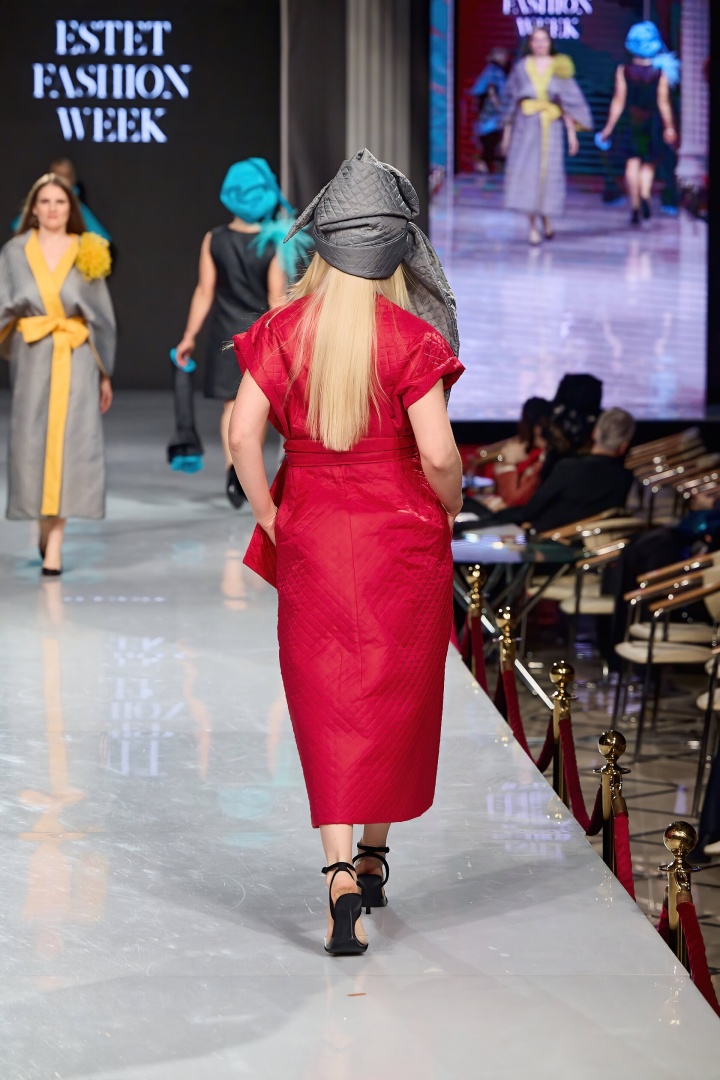 Платье брусничного цвета