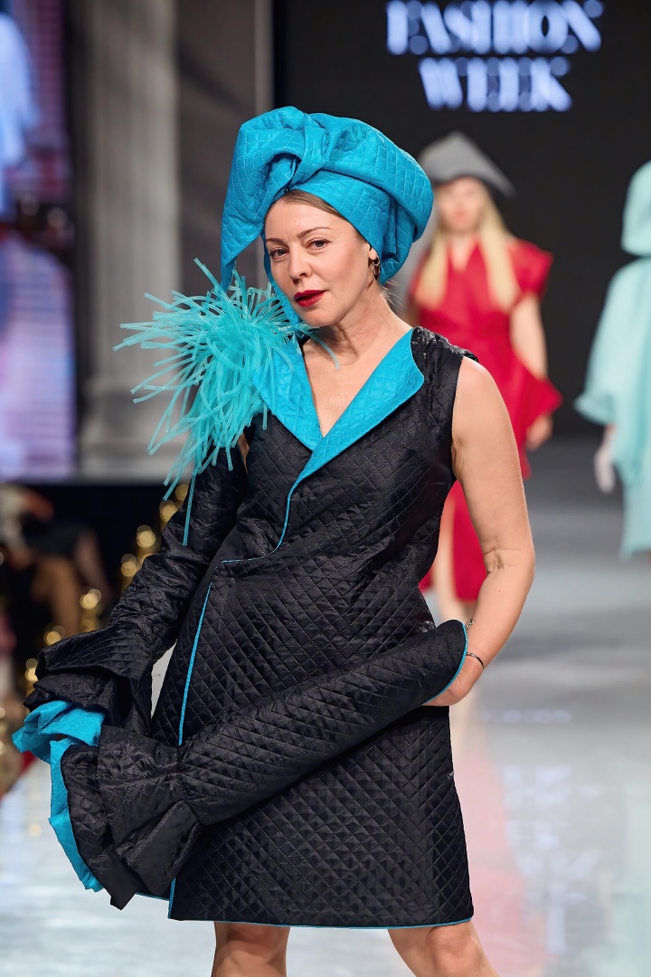 Двустороннее черно-голубое платье