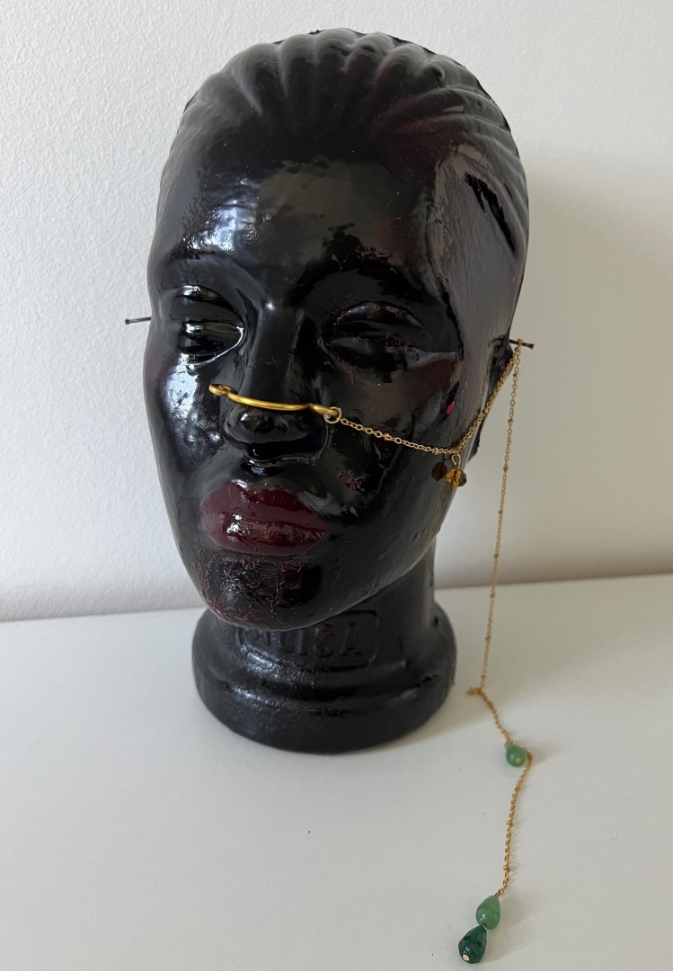 Миты - цепочки на половину лица