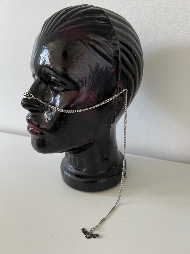 Миты - цепочки на половину лица