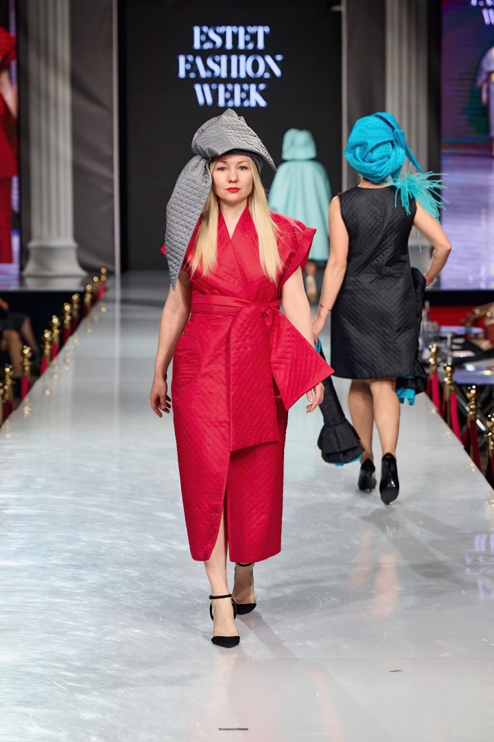 Платье брусничного цвета