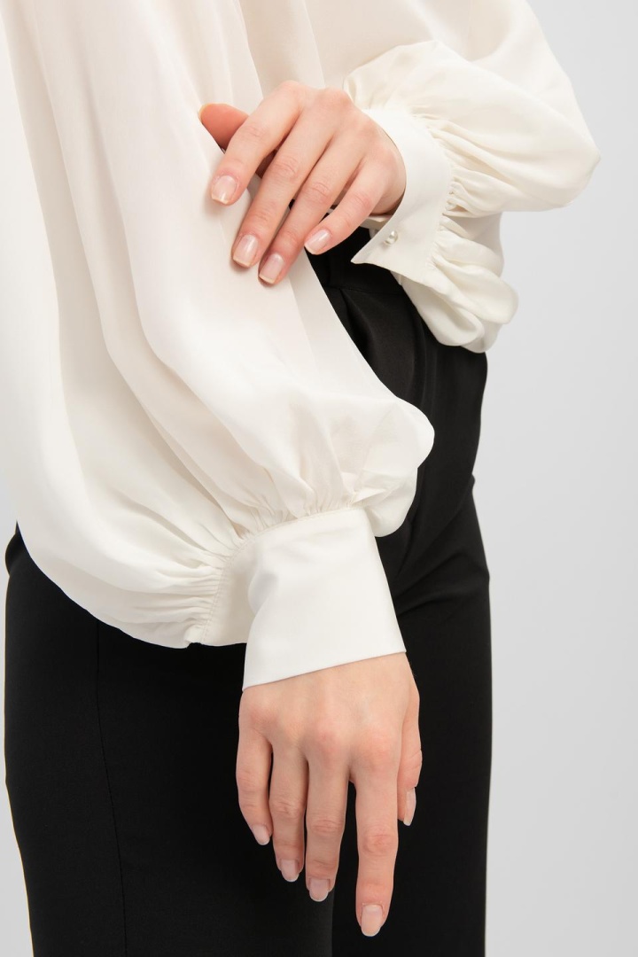 Блузка с ассиметричной складкой "Молочный белый"