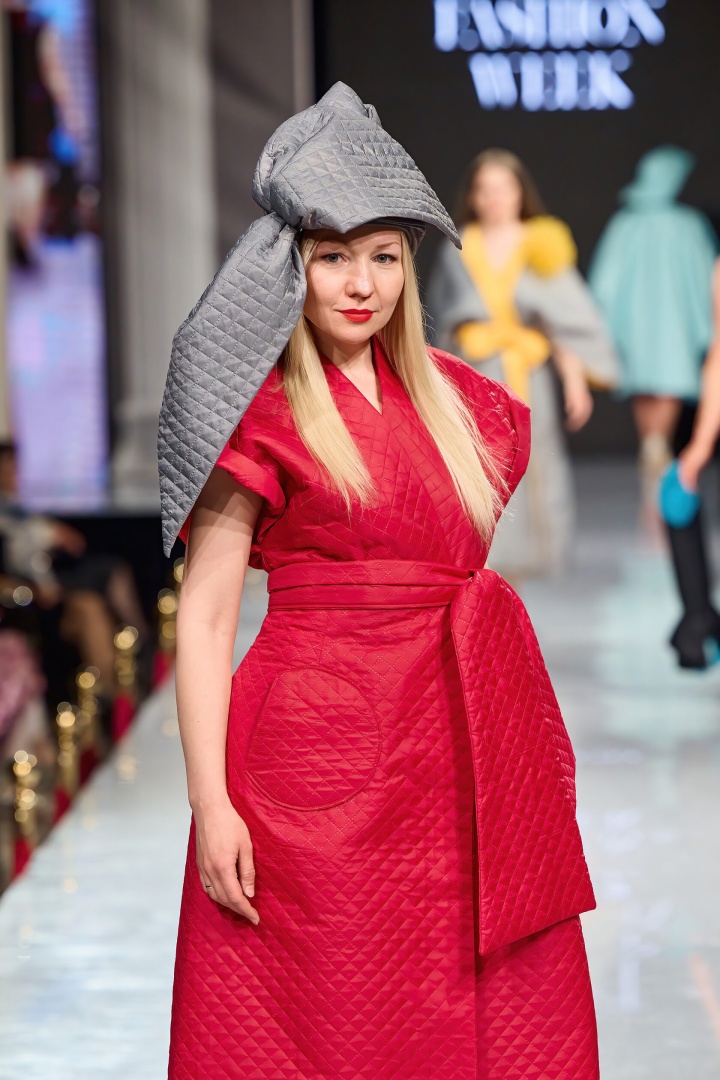 Платье брусничного цвета